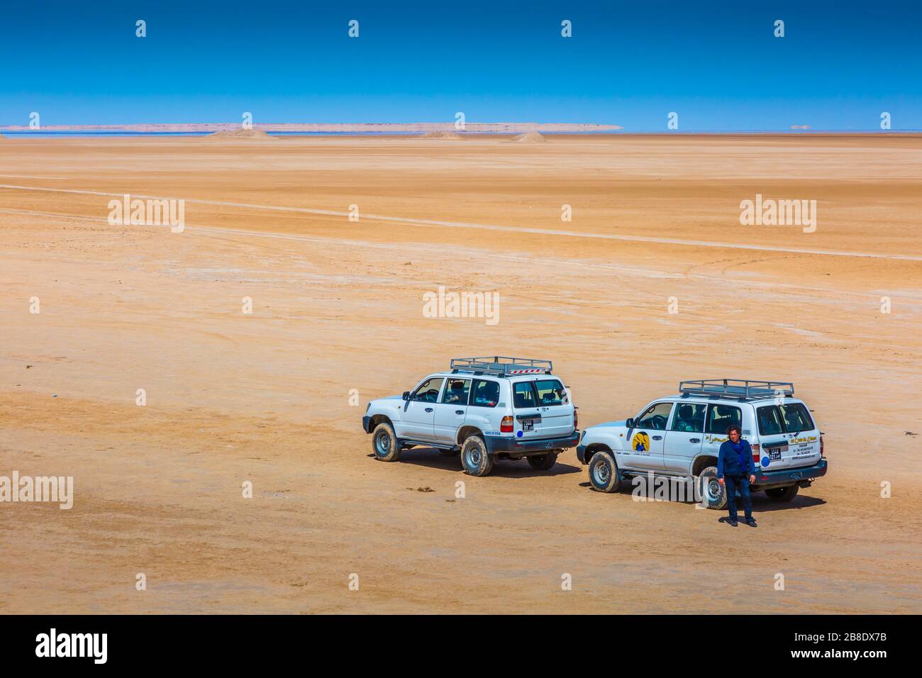 Geländewagen in der Wüste. Stockfoto