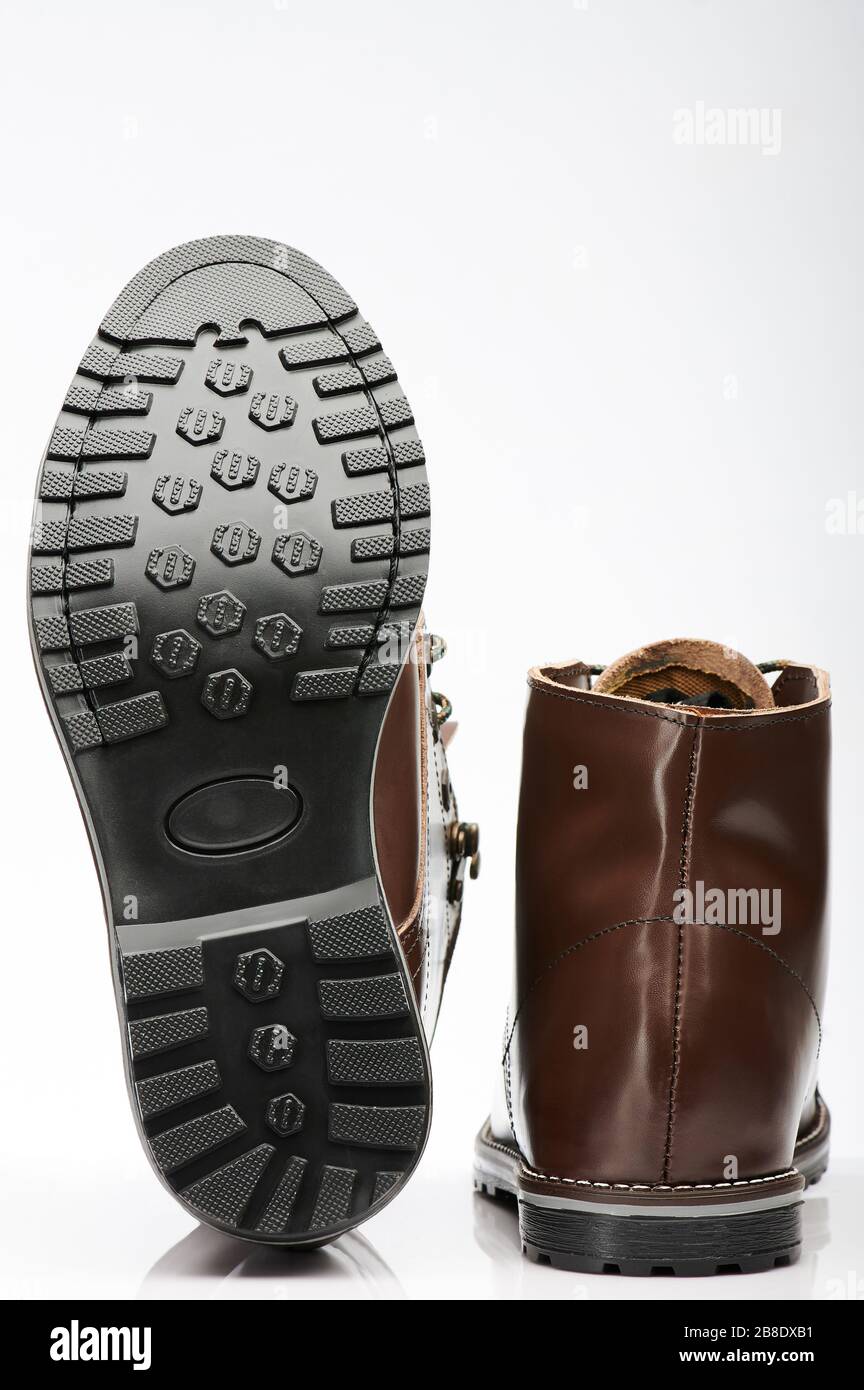 Dunkelbraun glänzende Lederschuhe, Rücken- und Sohlenansicht isoliert Stockfoto