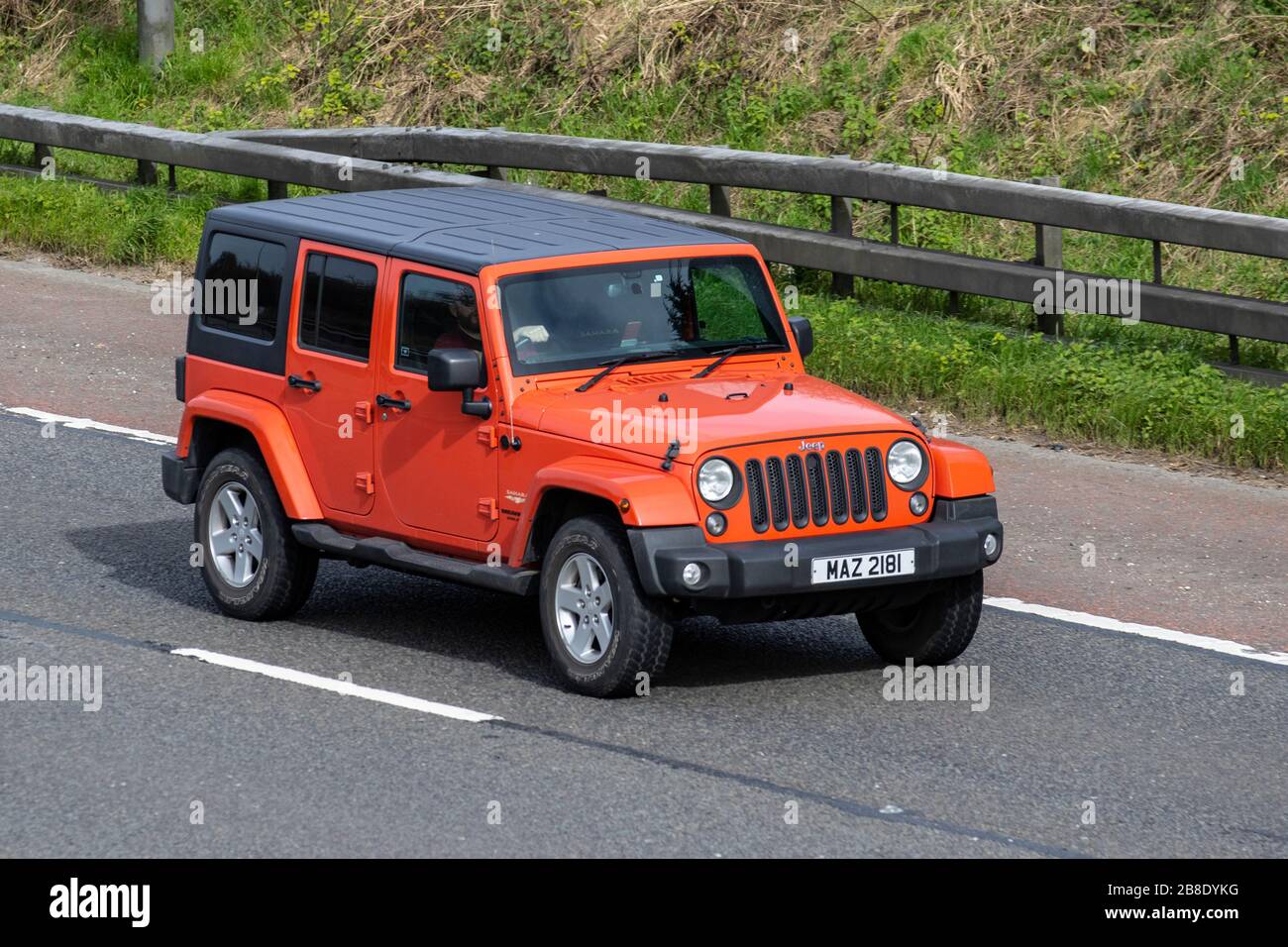 2015 Orange Jeep Wrangler Sahara UN-Ltd CR; UK Fahrzeugverkehr, Transport, Fahrzeuge bewegen, Fahrzeug, Straßen, Motoren, Autofahren auf der Autobahn M6 Stockfoto