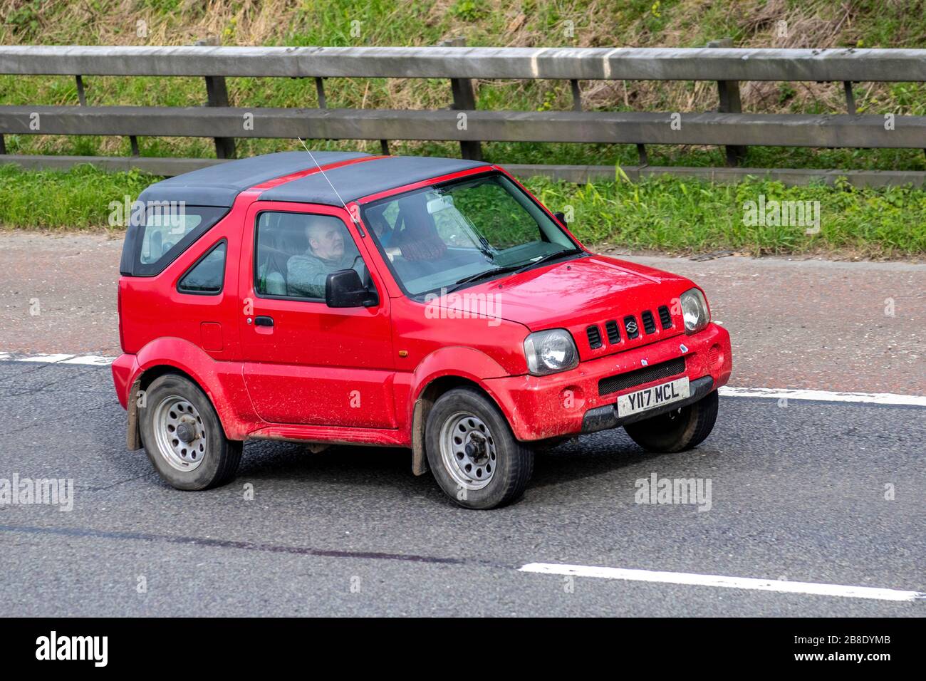 2001 Red Suzuki Jimny JLX; UK Fahrzeugverkehr, Transport, bewegliche Fahrzeuge, Fahrzeug, Straßen, Motoren, Fahren auf der Autobahn M6 Stockfoto