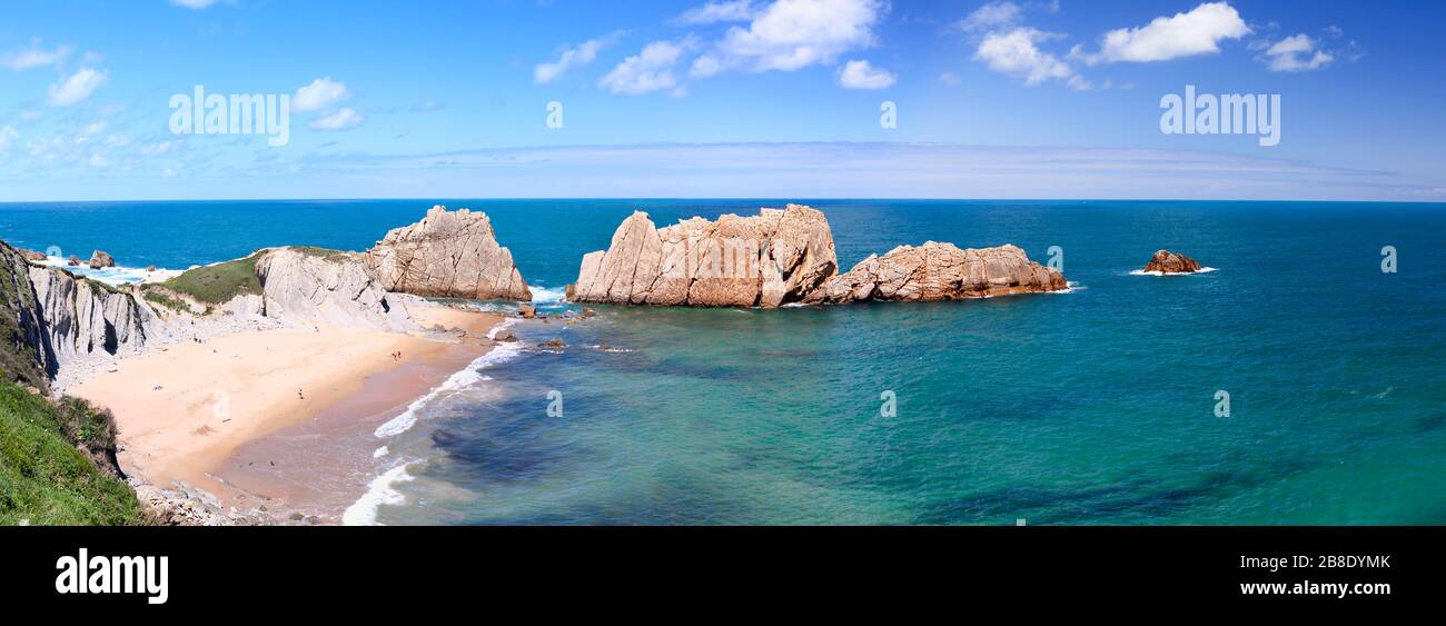 Panoramablick auf den Strand von Arnia, in der Nähe von Santander, Kantabrien, Spanien Stockfoto