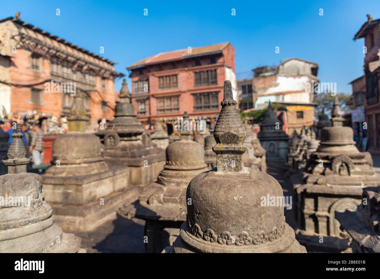 Schöne kleine Buddhastatuen rund um Swayambhu in Kathmandu Nepal Stockfoto