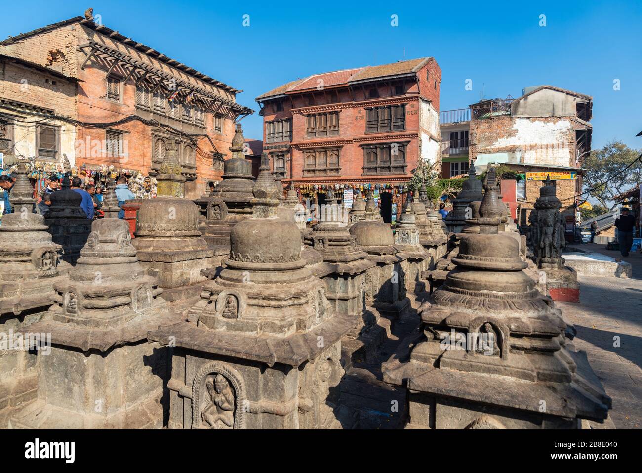 Schöne kleine Buddhastatuen rund um Swayambhu in Kathmandu Nepal Stockfoto