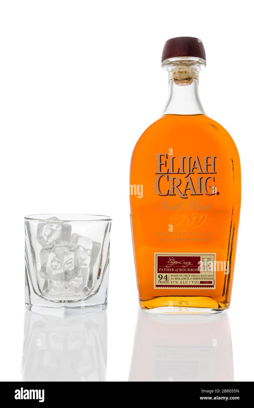 Winneconne, WI - 20. März 2020: Eine Flasche Elijah Craig Kentucky Gerade-Bourbon-Whisky mit einem Glas Eis auf einem isolierten Hintergrund. Stockfoto