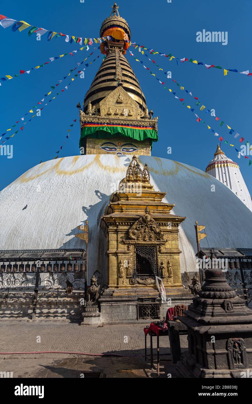 Herrliche Aussicht auf Swayambhunath alias Swayambhu während des sonnigen Tages im Kathmandu-Tal Nepal Stockfoto
