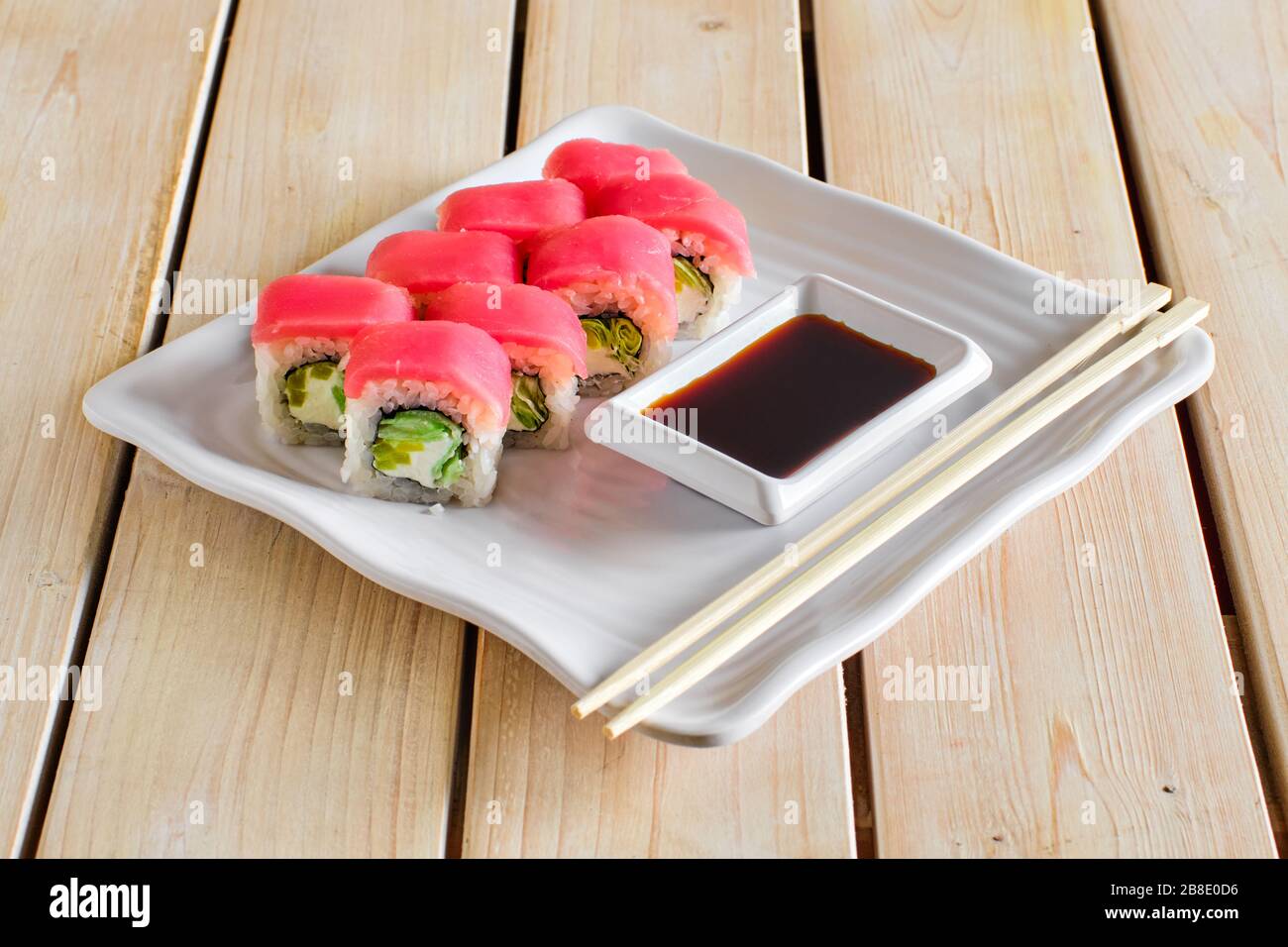 Rollen mit Thunfisch, persischer Gurke und Skallion Stockfoto