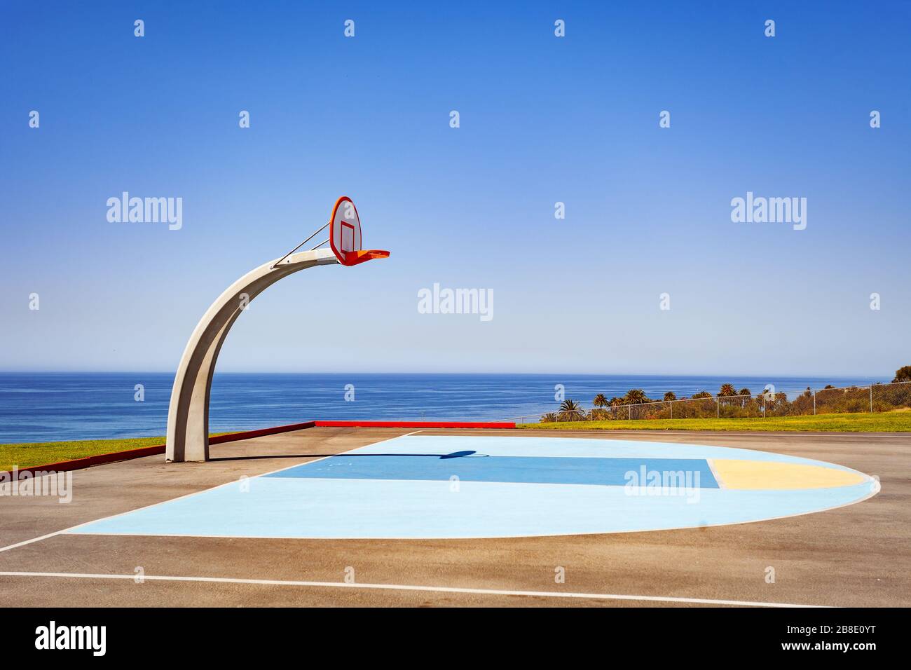 Blick auf den Basketballplatz auf der Ozeanseite im Angel Gate Park in Los Angeles, Kalifornien, USA Stockfoto