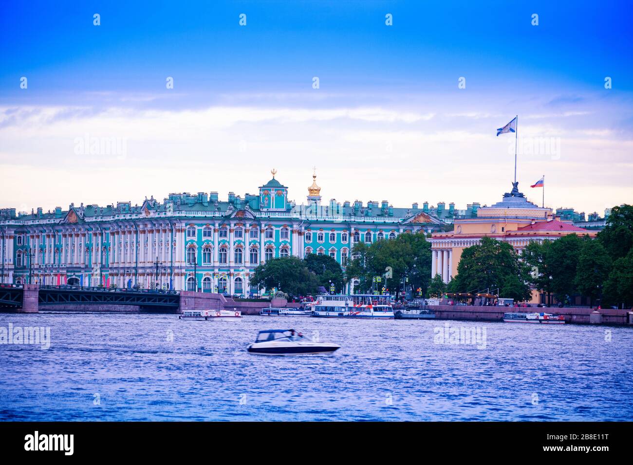 Schne Fluss Durch Sankt Petersburg Ebenbild