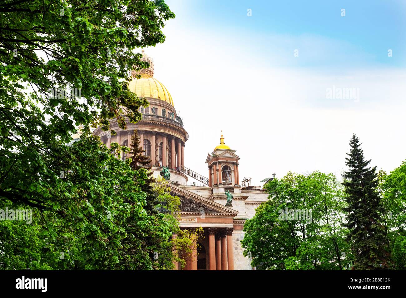 Die Kathedrale von St. Isaac durch die Bäume des traurigen Gartens Aleksandrovskij Stockfoto