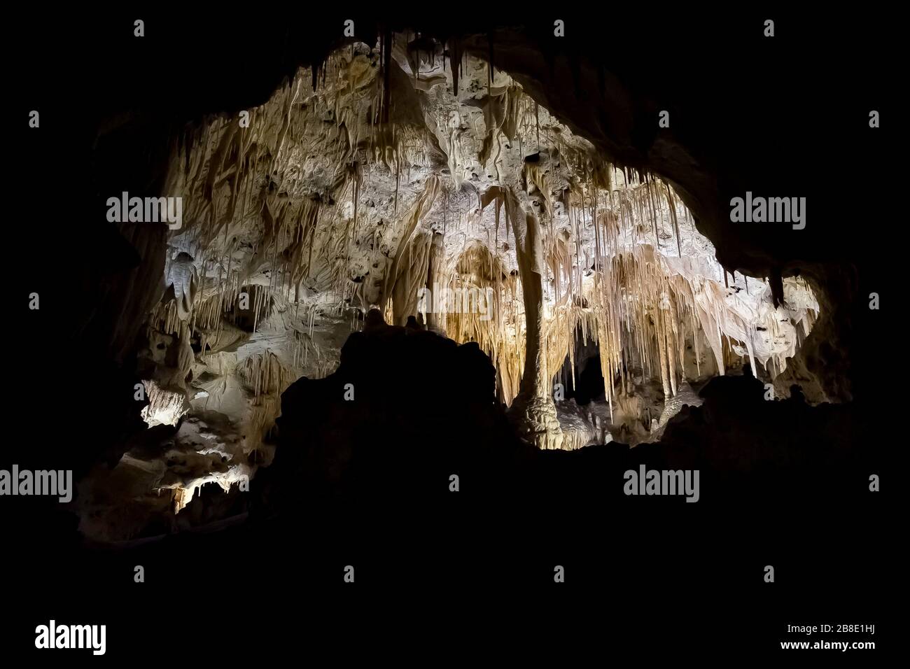 USA, New Mexico, Eddy County, Carlsbad Caverns National Park. Ein Blick auf die Kalziumhöhlenformationen von Säulen, Stalaktiten und Stalagmiten-Untergro Stockfoto