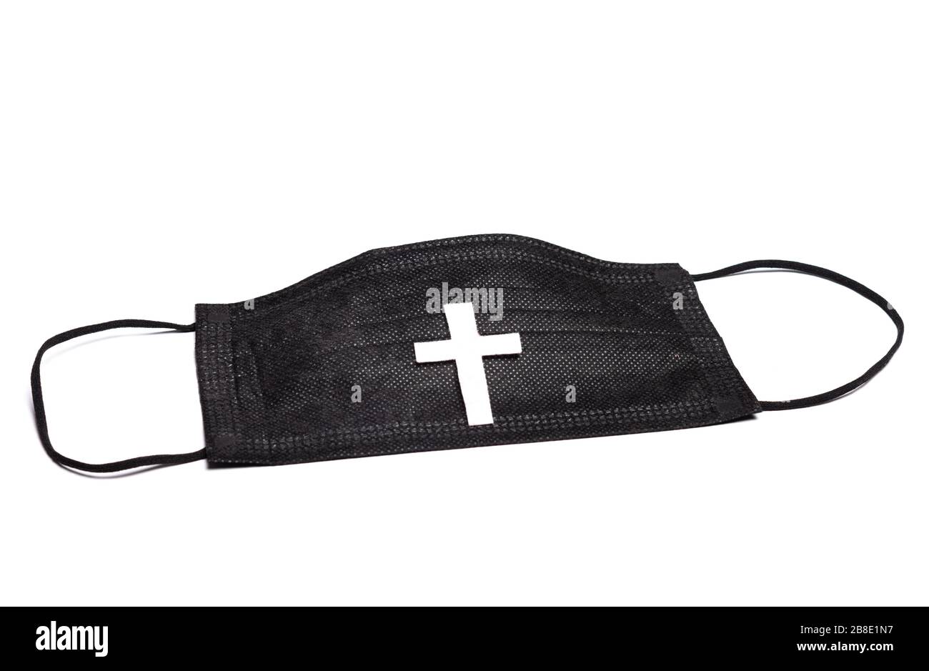 Kummer schwarze Maske isoliert auf weißem Hintergrund. Jesus Kreuz auf der Maske. Schutzmaske zur Vermeidung von Umweltverschmutzung, Corona und Kovid 19 Virenschutz Stockfoto