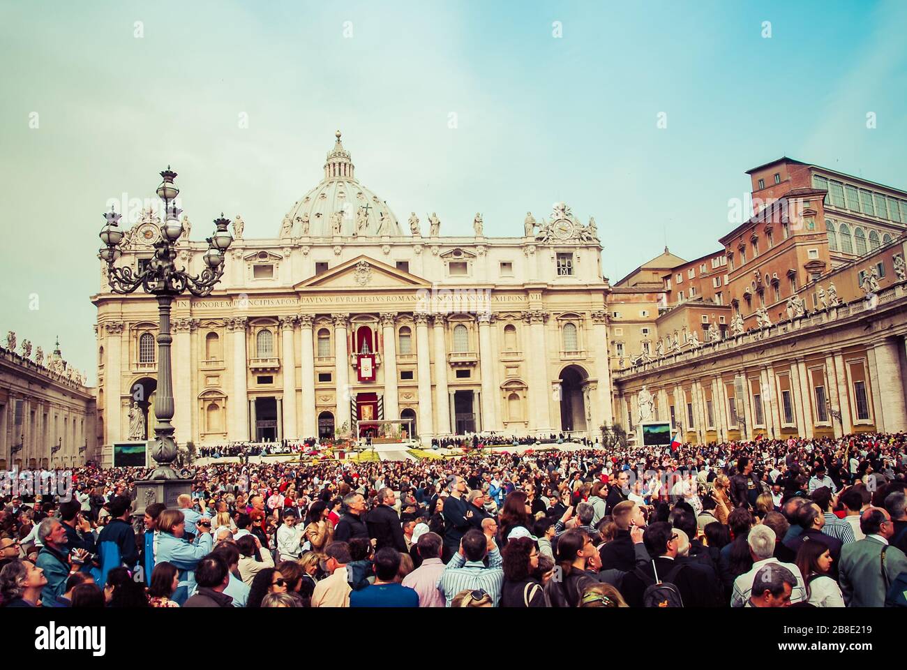 ROM, Italien - 24. April 2011: Menschenmassen versammeln sich am Ostersonntag vor dem Petersdom in Rom. Stockfoto