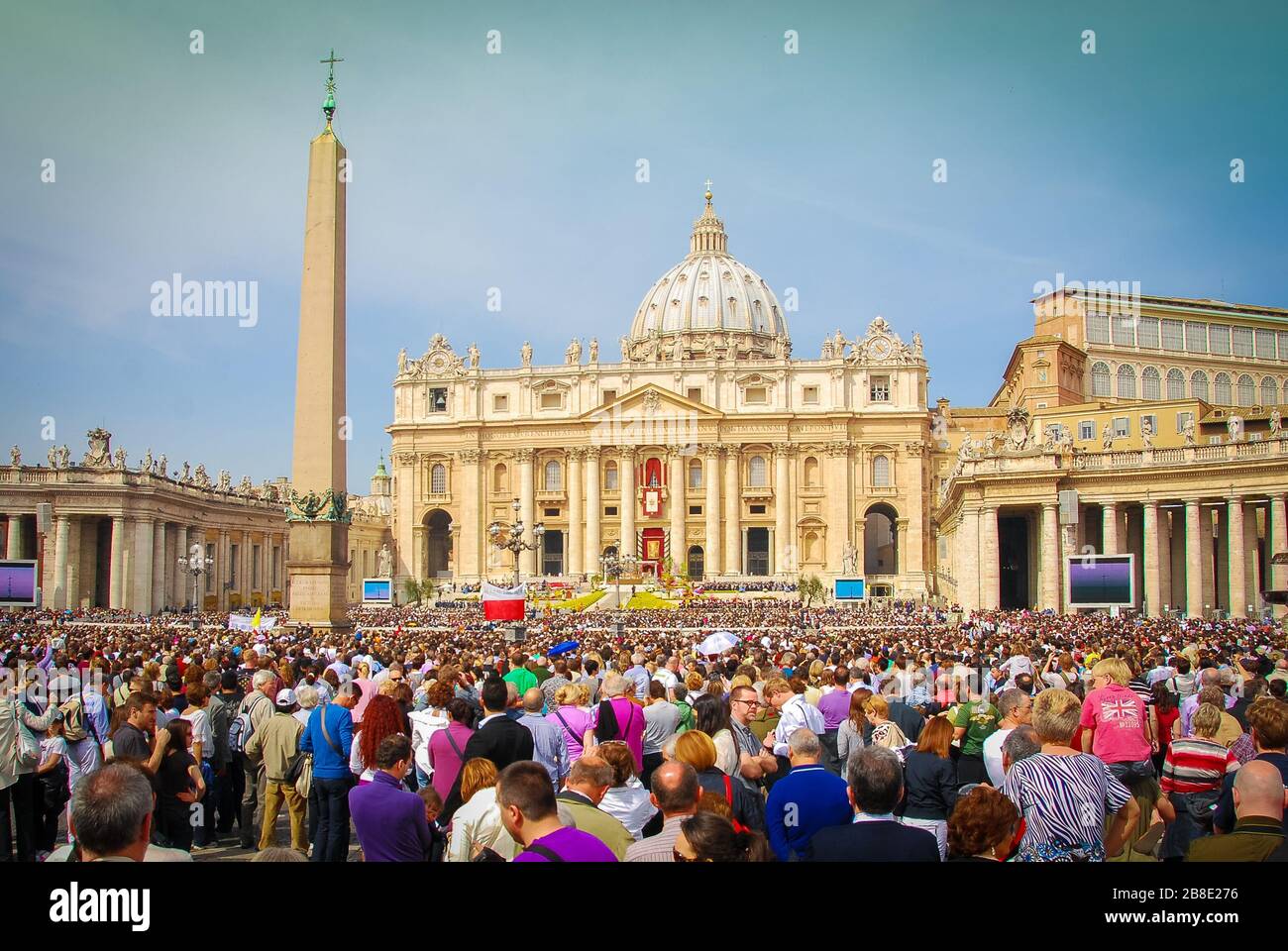 ROM, Italien - 24. April 2011: Menschenmassen versammeln sich am Ostersonntag vor dem Petersdom in Rom. Stockfoto