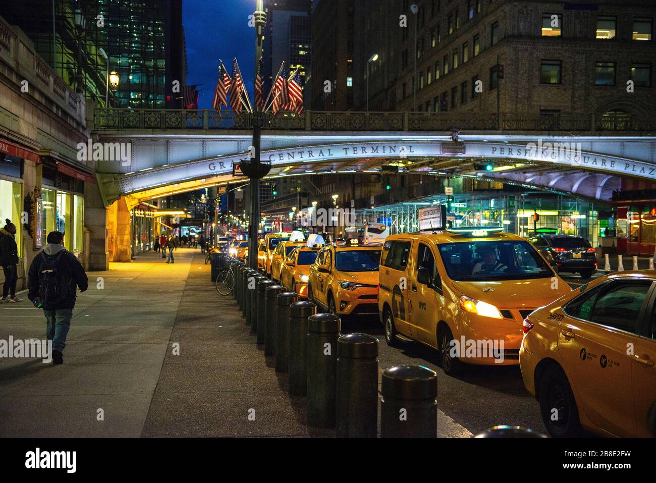Die Taxi-Linie, die auf Passagiere am Grand Central Station wartet, während der Hauptverkehrszeit während des Coronavirus Ausbruchs in New York City. Stockfoto