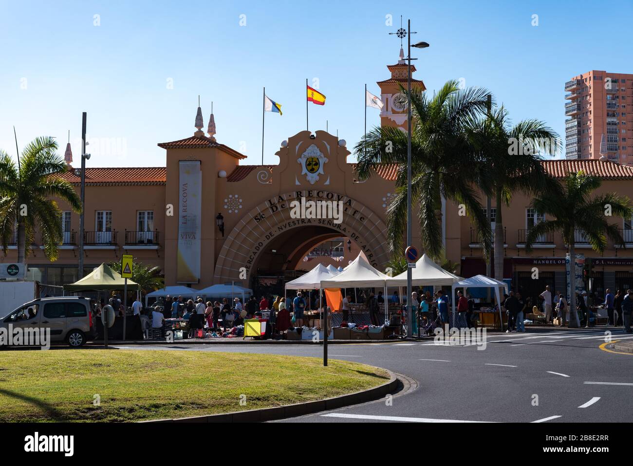 Santa Cruz de Tena, Spanien - 19. Januar 2020: Die Recova veranstaltet el Mercado de Nuestra Senora de Africa, den Hauptmarkt in Santa Cruz, der eröffnet wurde Stockfoto