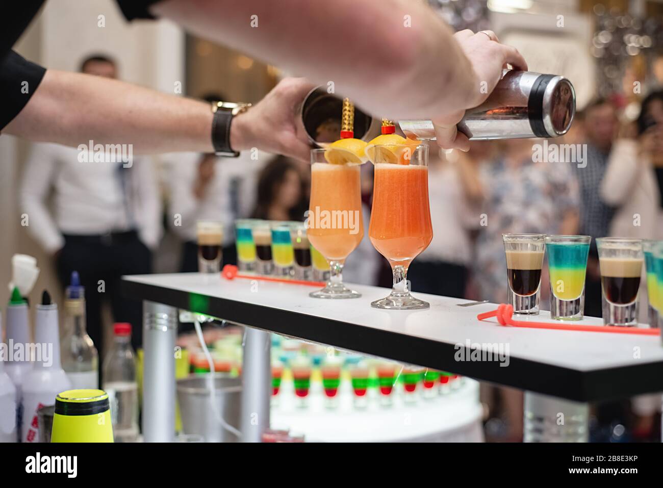 Horizontale Bilder von Barkeeper bereiten einen gelben Cocktail im Nachtclub zu. Party- und Feiertagskonzept Stockfoto