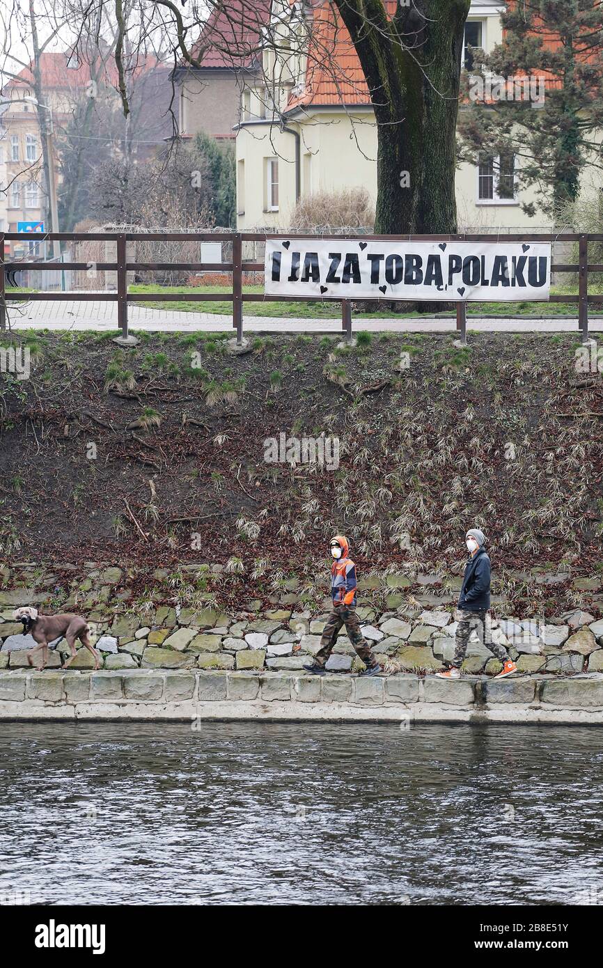 Die Banner hingen an beiden Ufern des Grenzflusses Olza, sowohl in der polnischen Stadt Cieszyn als auch in der tschechischen Stadt Cesky Tesin, mit dem Text: "Ich vermisse dich Tschechisch" und " Stockfoto