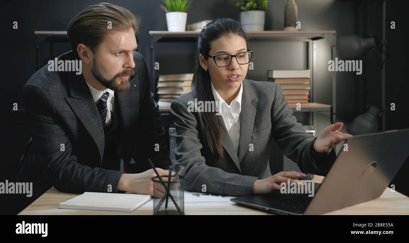 Beratung von Neulingen mit erfahrenen Mitarbeitern Stockfoto