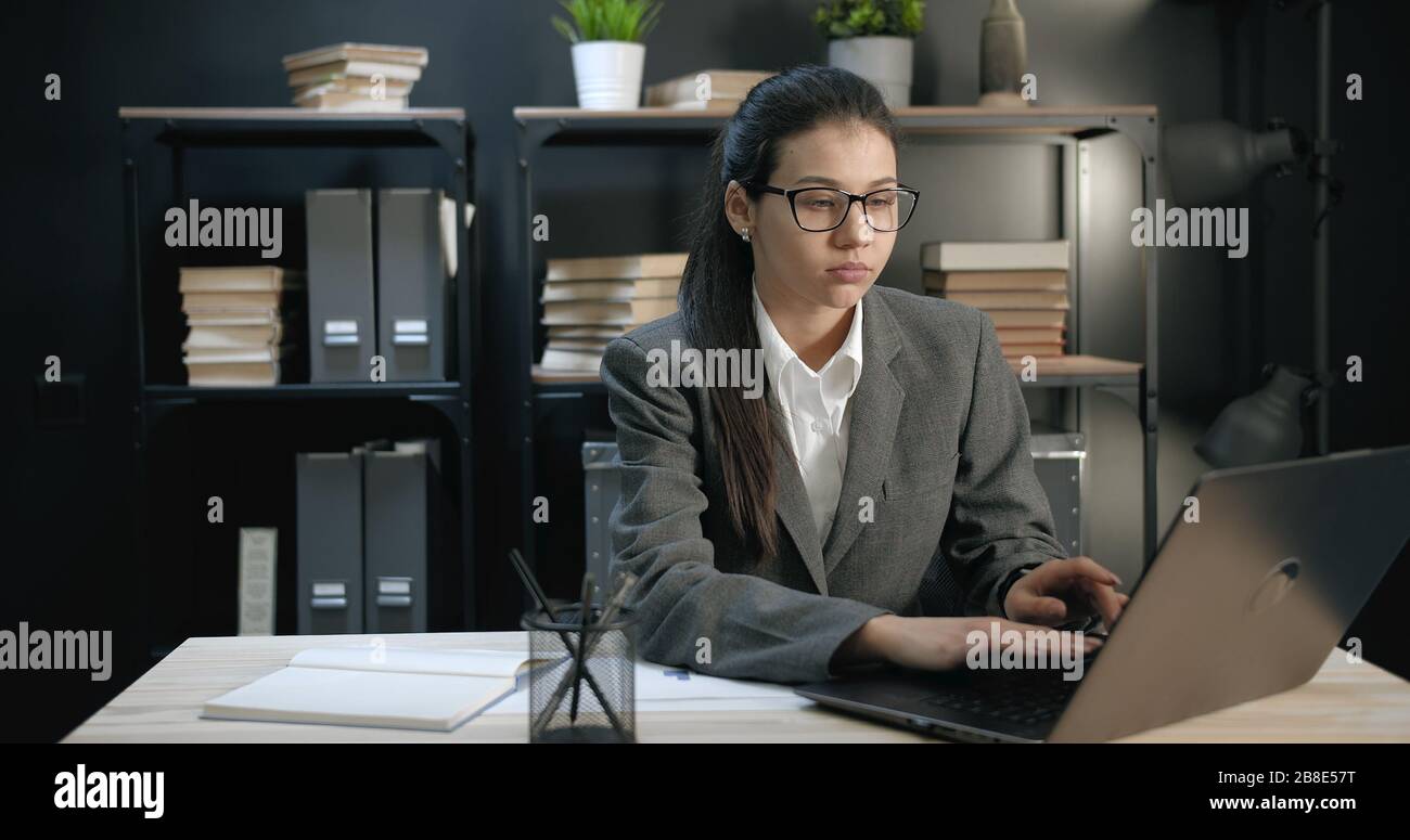 Junge Geschäftsfrau arbeiten am computer Stockfoto