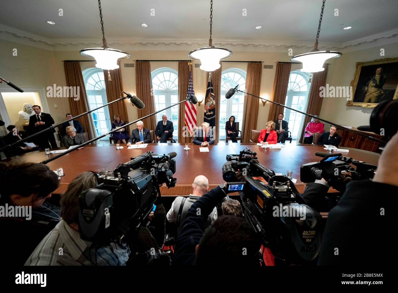 US-Präsident Donald Trump und Vizepräsident Mike Pence nehmen an einem Briefing mit Krankenschwestern über das Coronavirus Teil, COVID-19, Antwort im Kabinettsraum des Weißen Hauses 18. März 2020 in Washington, DC. Stockfoto