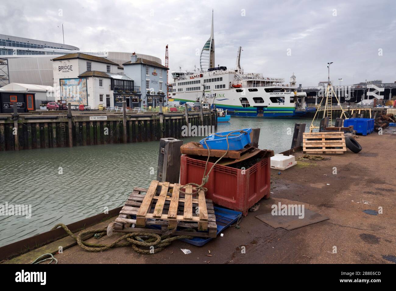 Die historische Bridge Tavern und die Insel Wight Ferry und ihr Terminal am Camber Dock, Portsmouth, Großbritannien. Vom Camber Quay Fischdock aus gesehen. Stockfoto