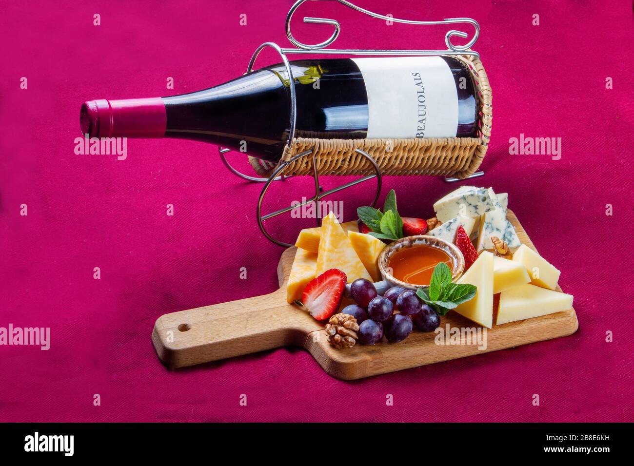 Beaujolais-Wein ( aus Frankreich) und französische Käsesorten - in Frankreich gibt es mehr als 400 Käsesorten Stockfoto