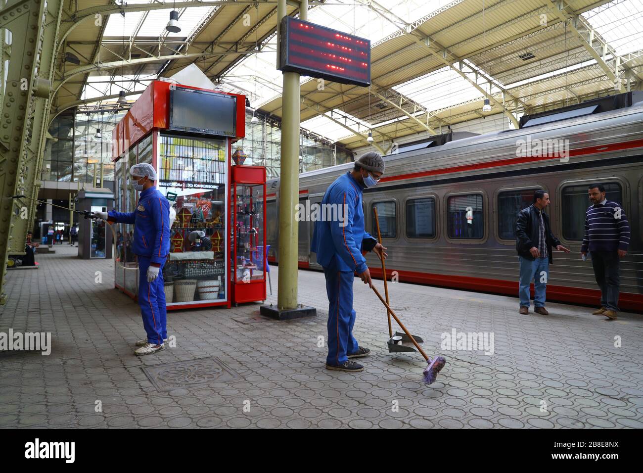 Kairo, Ägypten. März 2020. Am 21. März 2020 sprüht ein Mann (L) Desinfektionsmittel im Bahnhof Ramses in Kairo, Ägypten. Ägypten kündigte am Samstag zwei weitere Todesfälle durch COVID-19 und neun neue Infektionsfälle an, was die Gesamtzahl der bestätigten Fälle auf 294 im Land brachte. Credit: Ahmed Gomaa/Xinhua/Alamy Live News Stockfoto