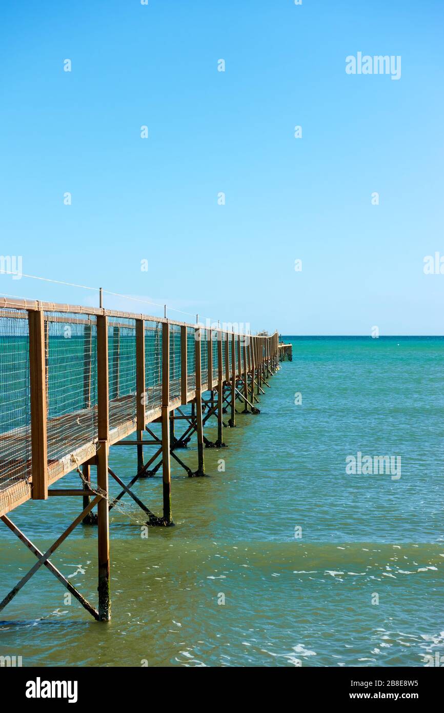 Blick auf den Pier und das Meer - Landschaft Stockfoto