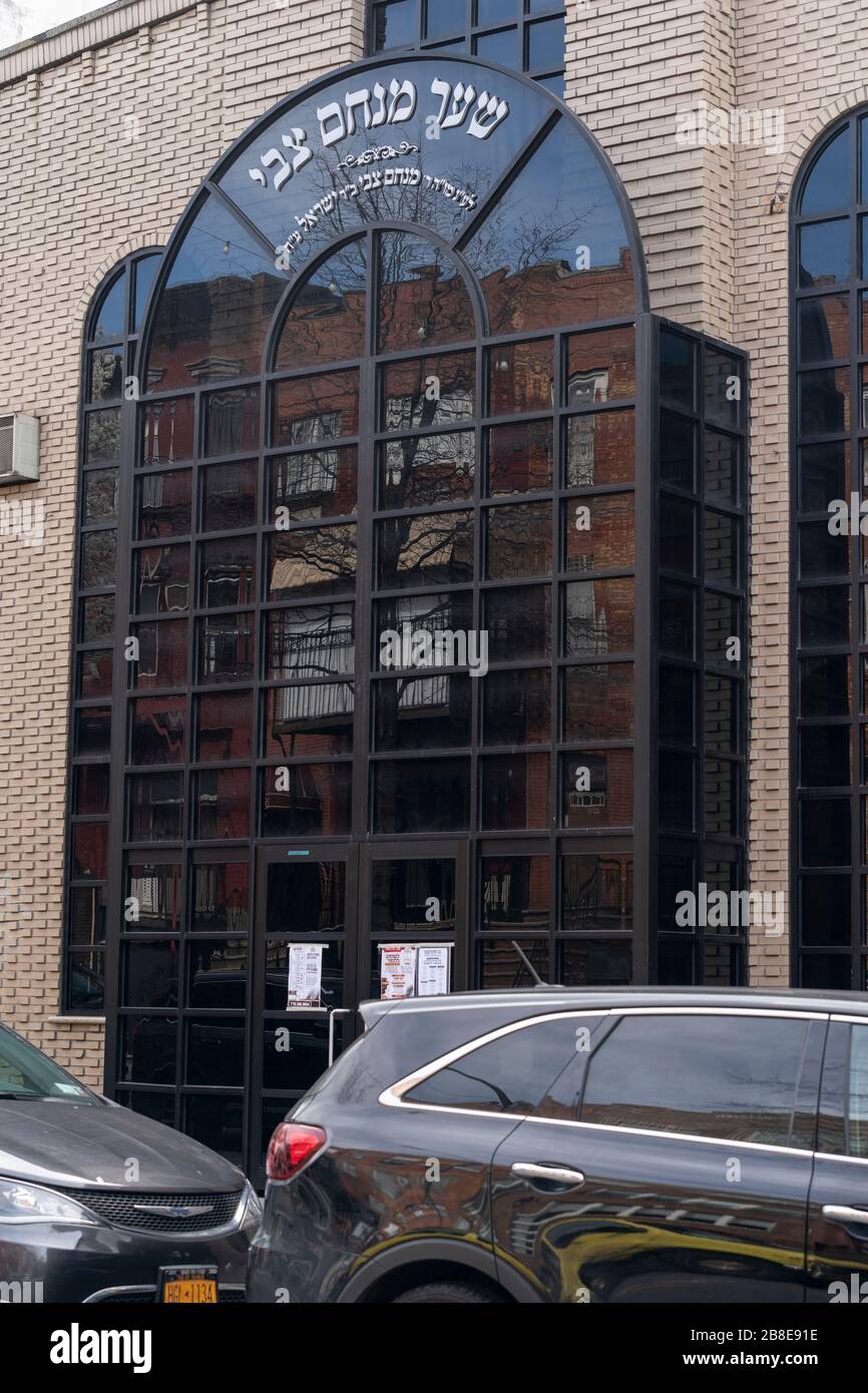 New York, New York - 21. März 2020: Die jüdische Synagoge von Hasidic Satmar wurde wegen des Ausbruchs von Coronavirus in Williamsburg in Brooklyn geschlossen Stockfoto