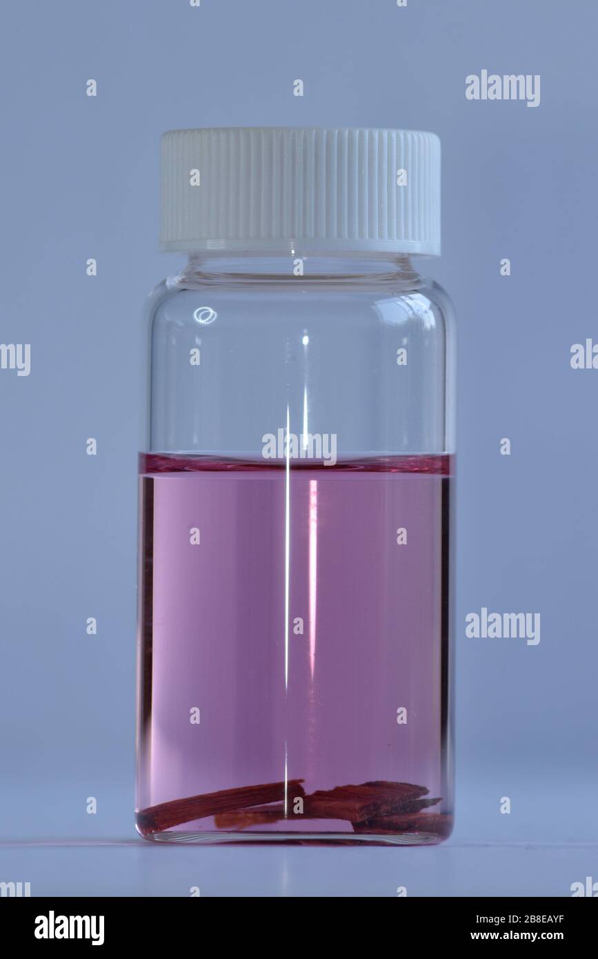 Farbe der Methanol extrahierten Pantoffeln gefährdeter Dalbergia-Baumarten, Dalbergia decipularis tulipwood, CITES Anhang II Stockfoto