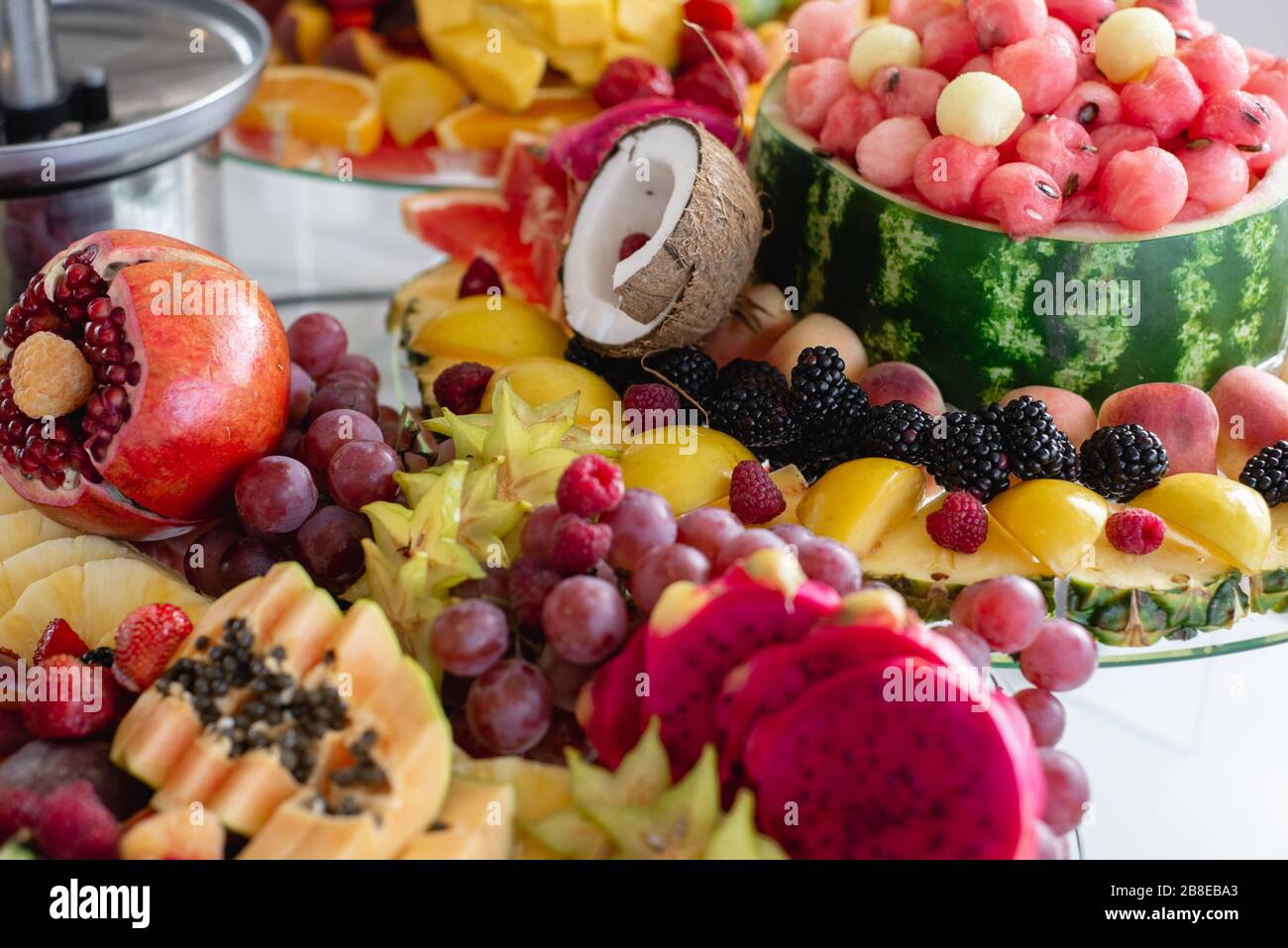Horizontale Bilder von festlichem Tisch verschiedene frische Früchte mit Ananas, Kokos, Trauben, Beeren, Wassermelone, Äpfeln, Granatapfel. Feier oder OT Stockfoto
