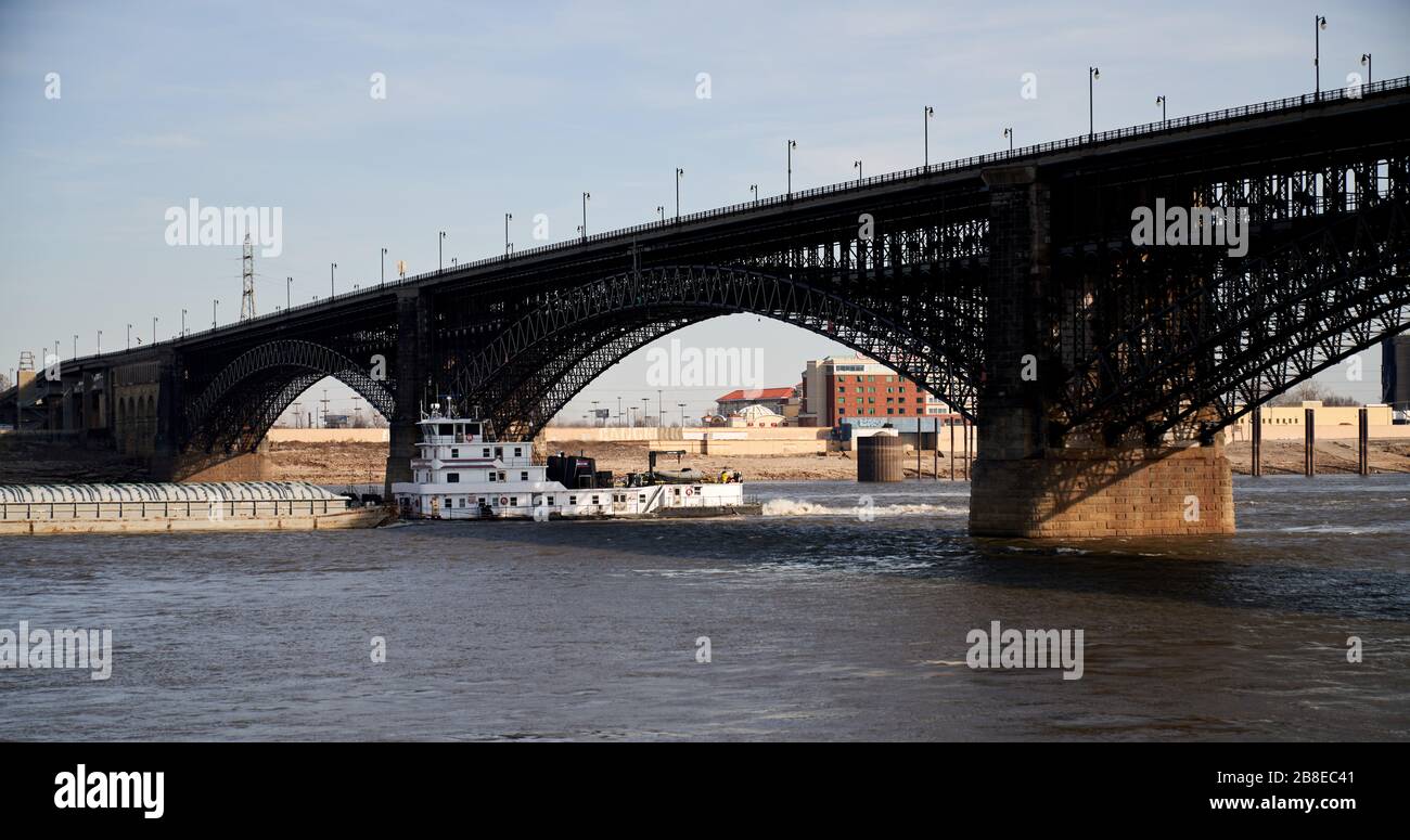 St. Louis Arch Bridge am Mississippi River mit Flussboot Stockfoto