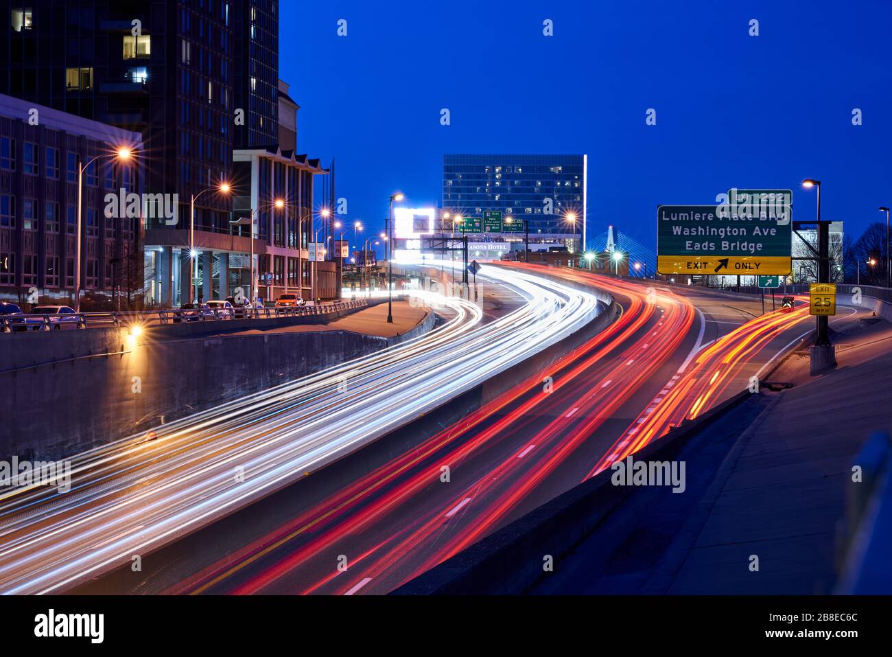 Autofahrerbeleuchtung in der Nacht, Schnellstraße, Autobahn, Innenstadt von St. Louis Stockfoto