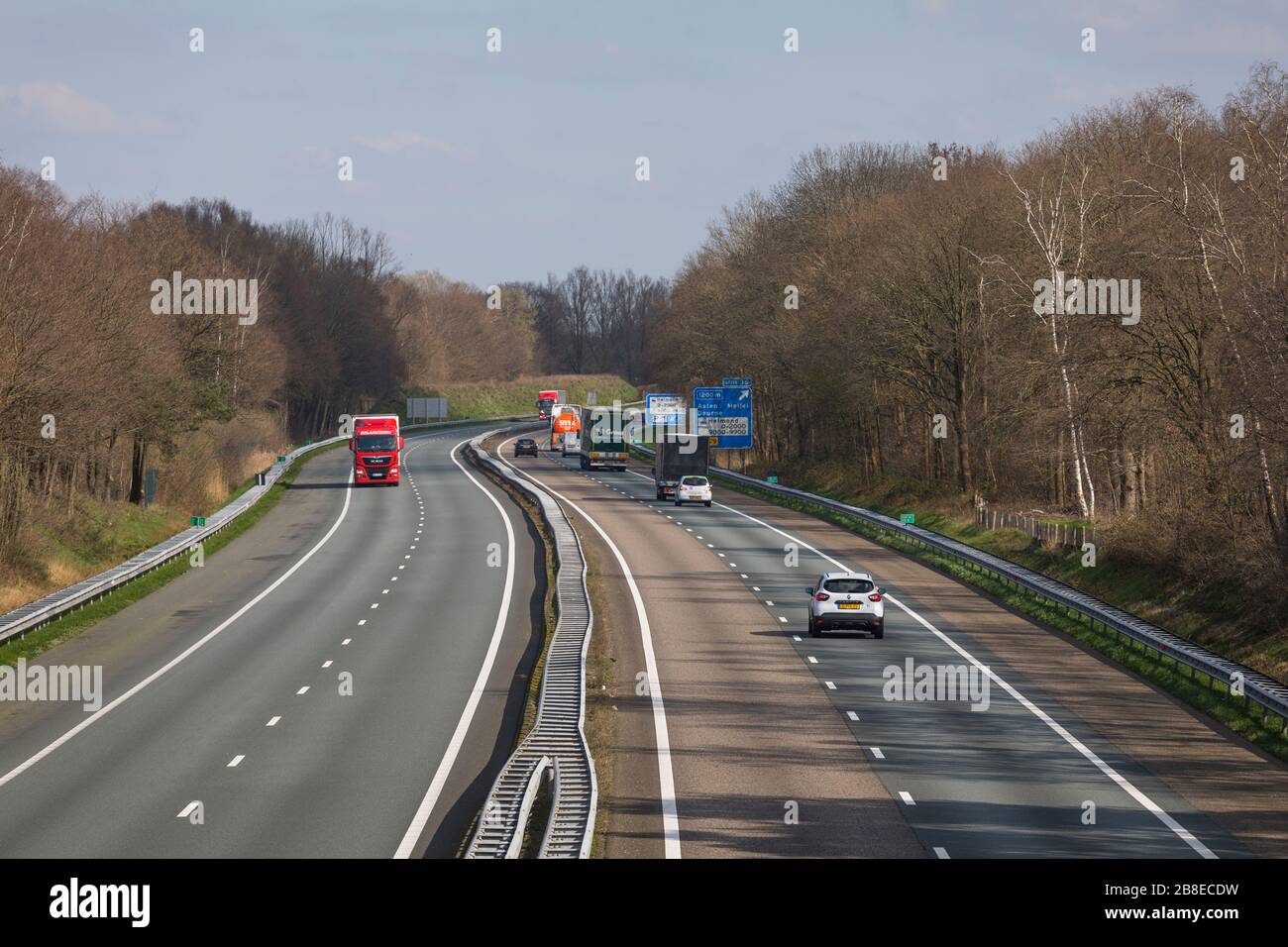 Fast kein Verkehr auf der Autobahn A67 Niederlande wegen Corona-Krise Stockfoto Fast kein Verkehr auf der Autobahn A67 Niederlande wegen Corona-Krise Stockfoto
