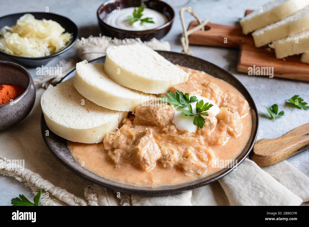 Klassischer ungarischer Szegedin-Schweinegulash mit Knödel auf Keramikplatte Stockfoto