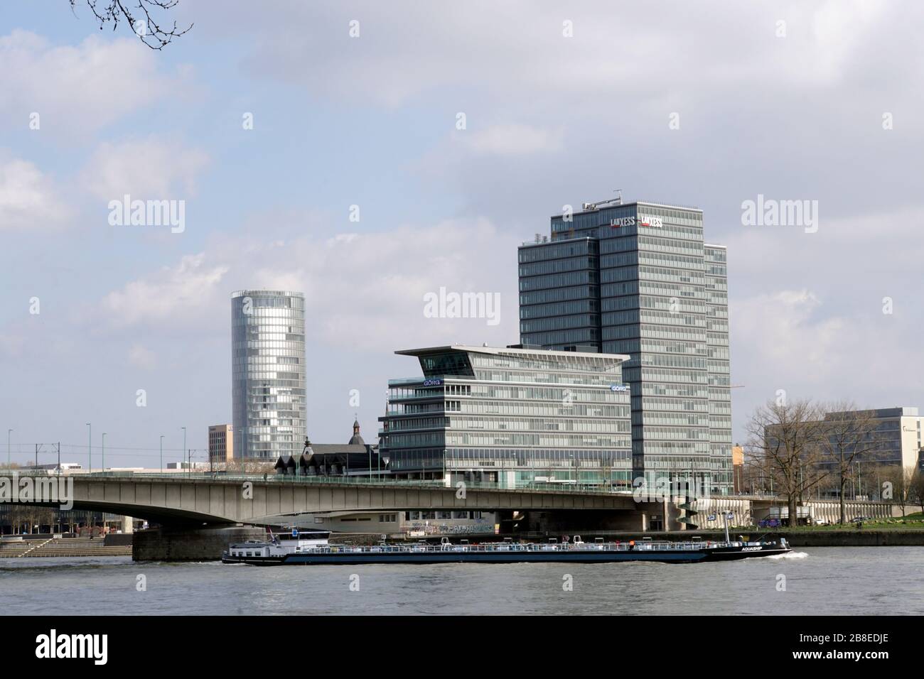 Deutzer Brücke und Lanxess Tower, Hauptsitz der Lanxess AG, im Hintergrund des Kölner Dreiecks, Köln, Nordrhein-Westfalen, Deutschland Stockfoto