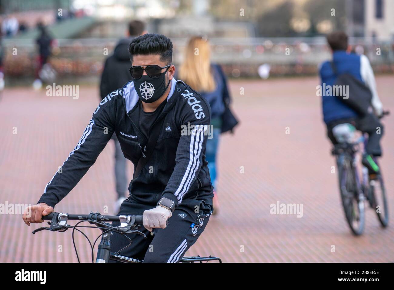 Auswirkungen der Coronavirus-Krise, Radfahrer mit Atemschutzmasken, Köln, Deutschland Stockfoto
