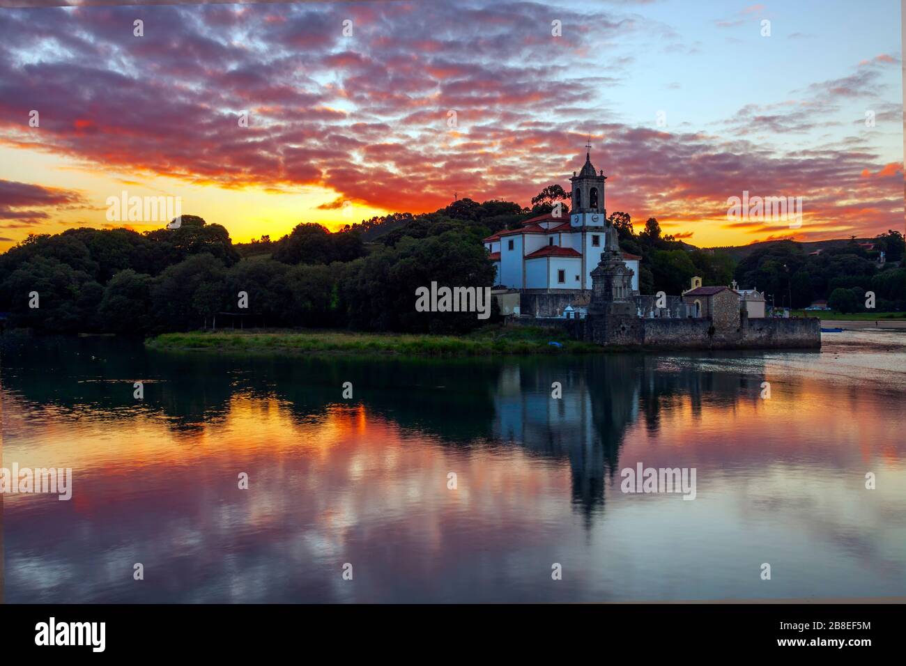 Blick auf den Friedhof von Niembro in Llanes, Asturien, Spanien Stockfoto