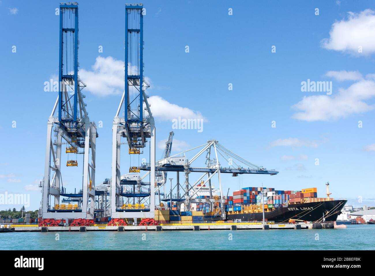 Containerschiff am Hafen von Auckland, Waitemata Harbour, Auckland, Neuseeland Stockfoto