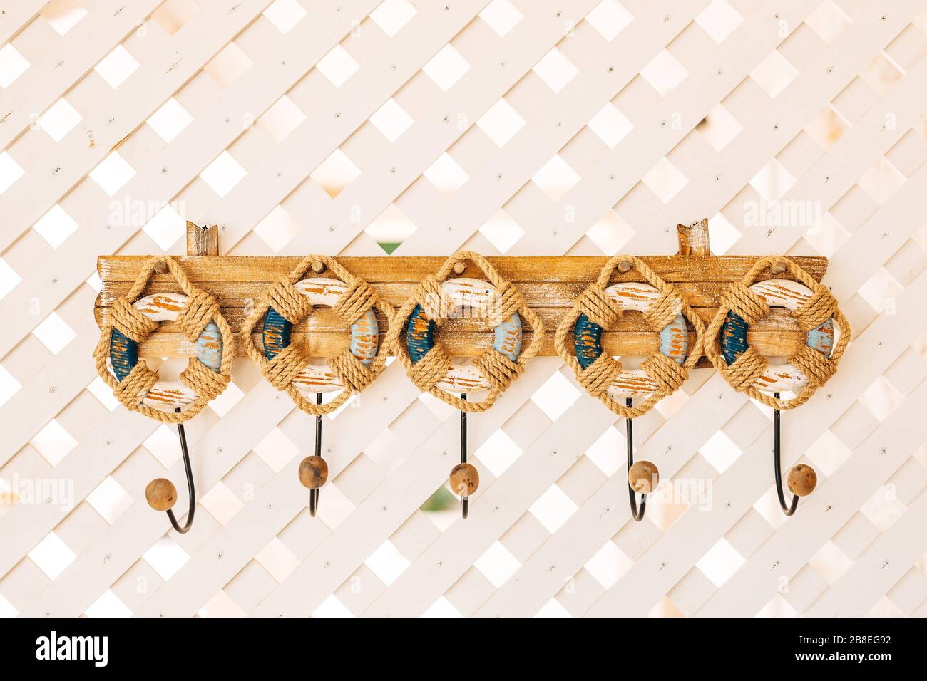 Kleiderhaken im Flur, in Form von Rettungswesten Stockfoto