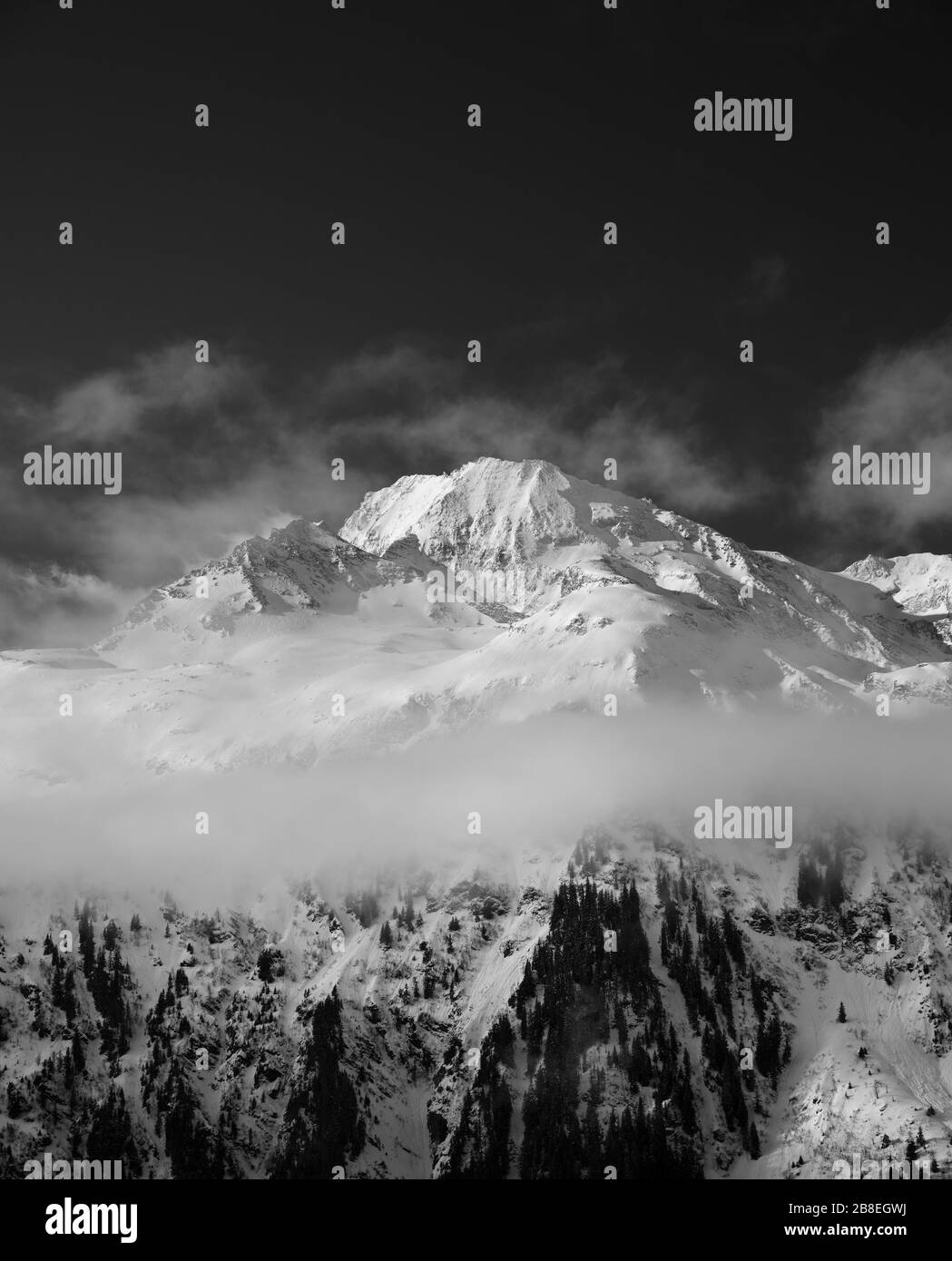 Schneebedeckte französische Alpen im Winter Stockfoto