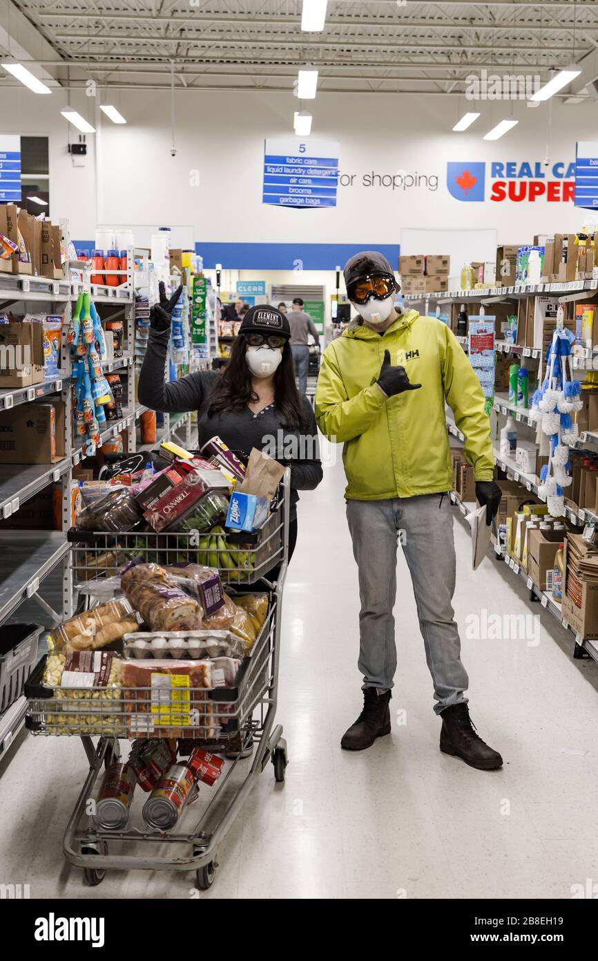 NORTH VANCOUVER, BC, KANADA - 19. März 2020: Einkäufer in einem lokalen Supermarkt, die Lebensmittel in Erwartung von Versorgungsengpässen über den auffüllen Stockfoto