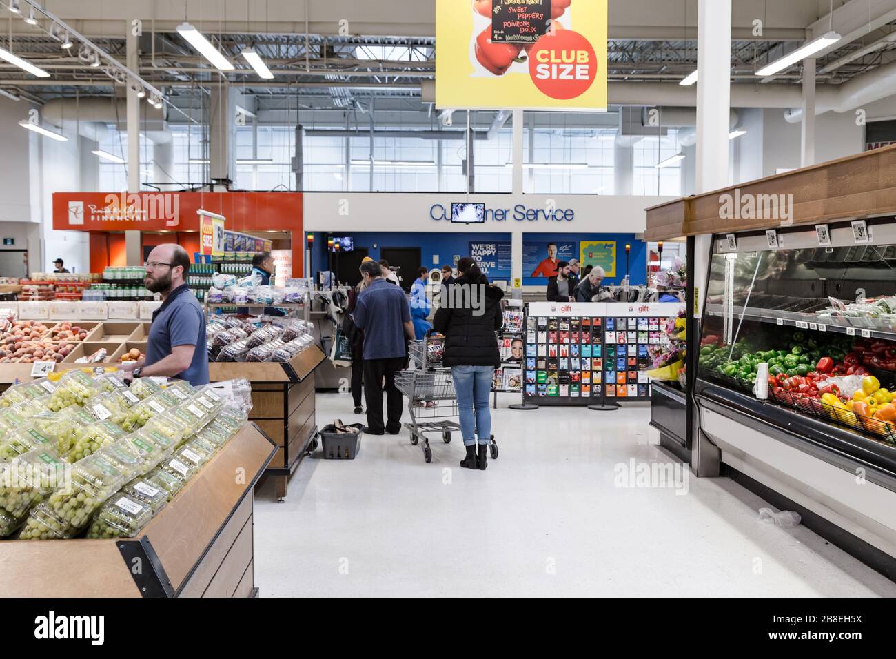 NORTH VANCOUVER, BC, KANADA - 19. März 2020: Einkäufer in einem lokalen Supermarkt, die Lebensmittel in Erwartung von Versorgungsengpässen über den auffüllen Stockfoto