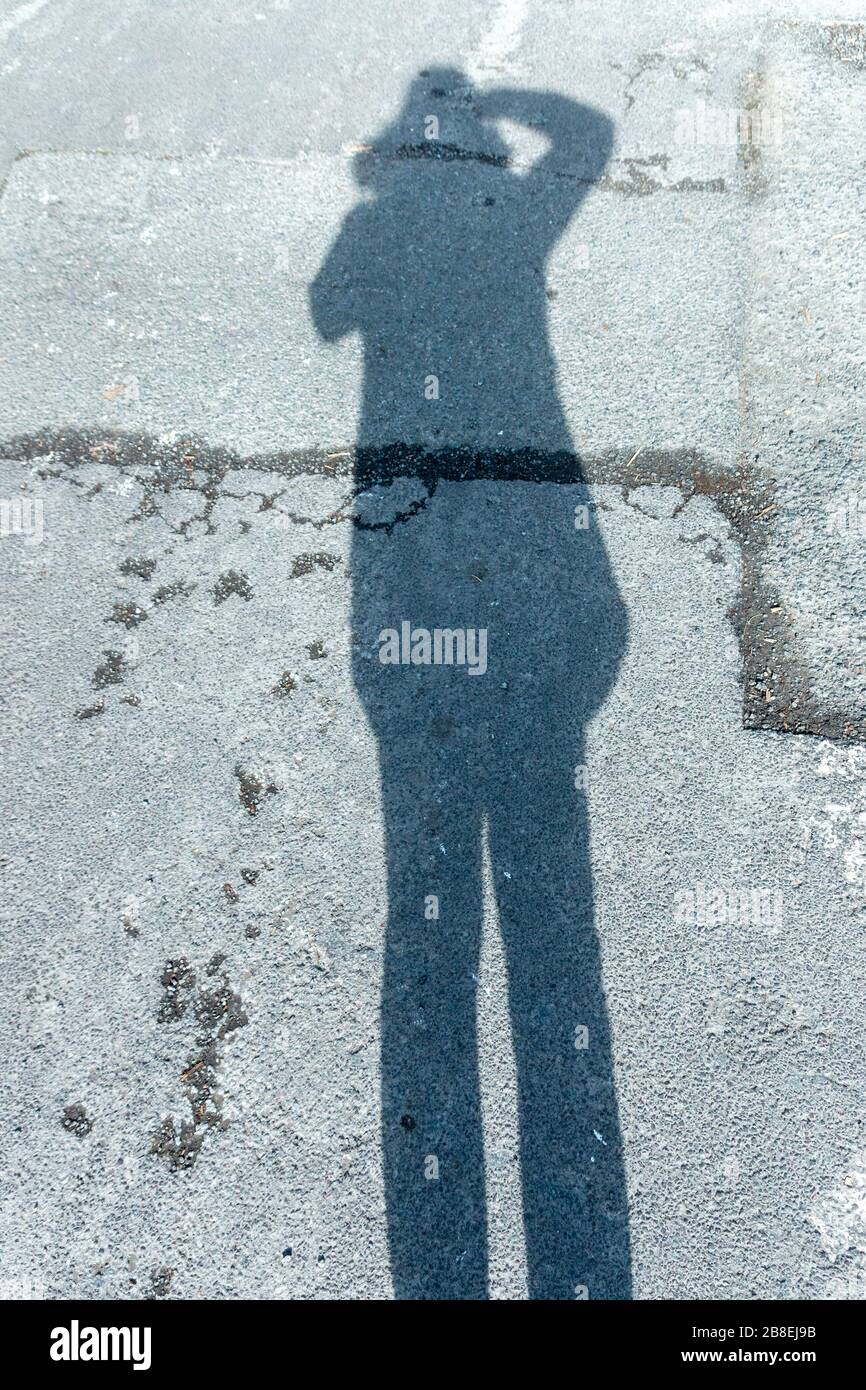 Nahaufnahme von jemandem, der an einem warmen Sommermorgen einen Phtotos-Schatten nimmt Stockfoto