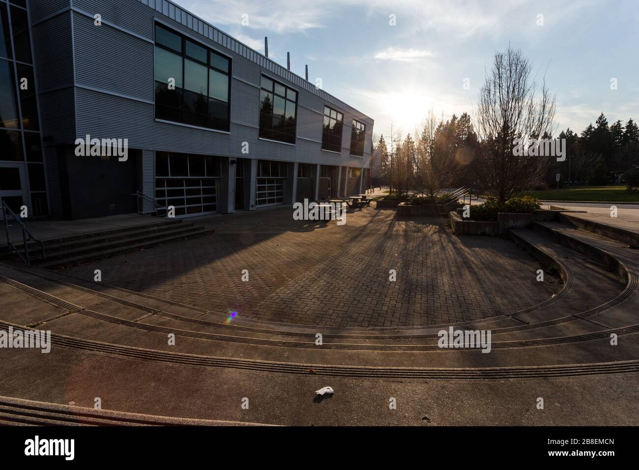 NORTH VANCOUVER, BC, KANADA - MAR 19, 2020: Die Front der Carson Graham High School, die auf unbestimmte Zeit geschlossen wurde, zusammen mit Schulen in der gesamten Stockfoto