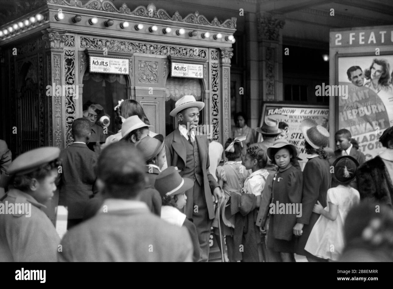 Kinder vor Moving Picture Theatre, Easter Sunday Matinee, Black Belt, Chicago, Illinois, USA, Edwin Rosskam für die U.S. Farm Security Administration, April 1941 Stockfoto