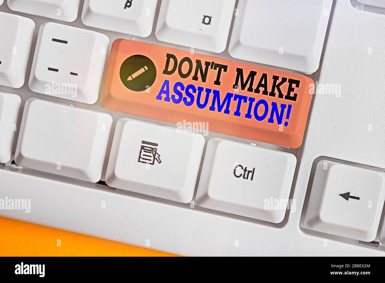 Ein Textzeichen, das anzeigt, dass es keine Annahme gibt. Firmenfototext, das Sie selbst ohne Beweise als Fall annehmen Stockfoto