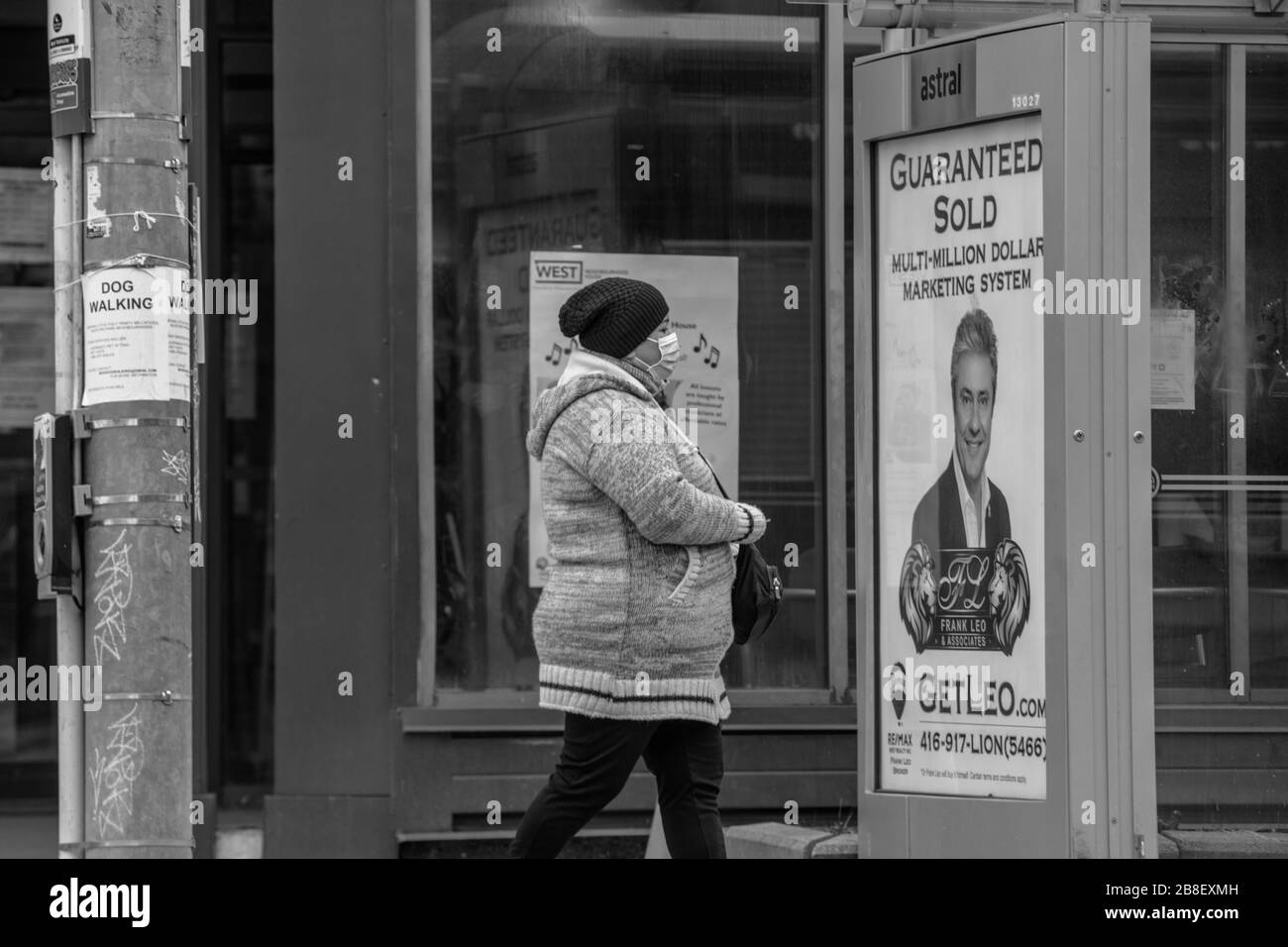 TORONTO, ONTARIO, KANADA - 21. MÄRZ 2020: MENSCHEN SITZEN WÄHREND DES AUSBRUCHS DES CORONA-VIRUS AUF DER BANK. Stockfoto