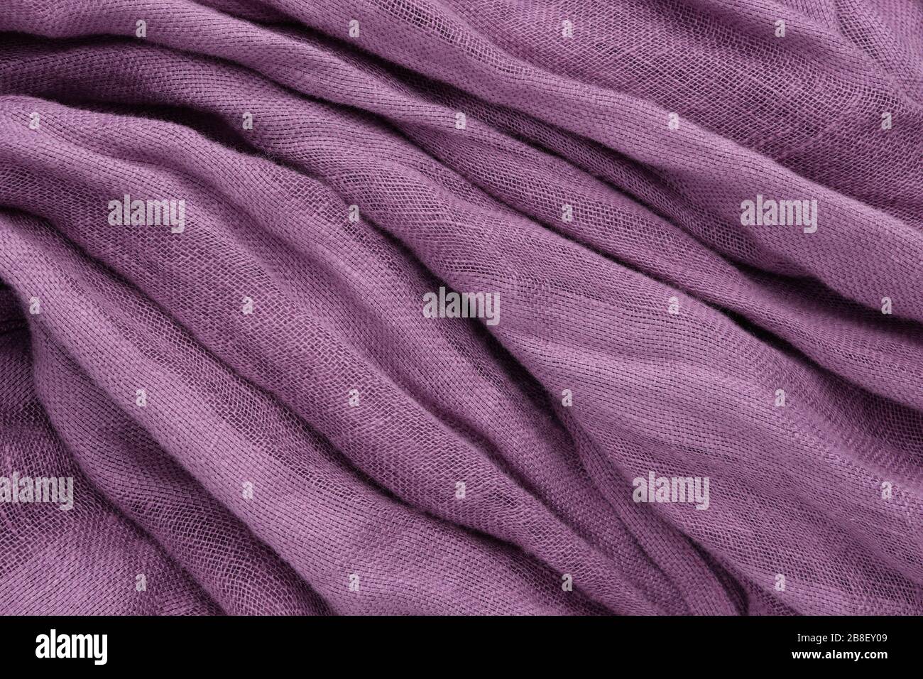 Lila drapierte Leinenstoff oder Schal Hintergrund. Stockfoto
