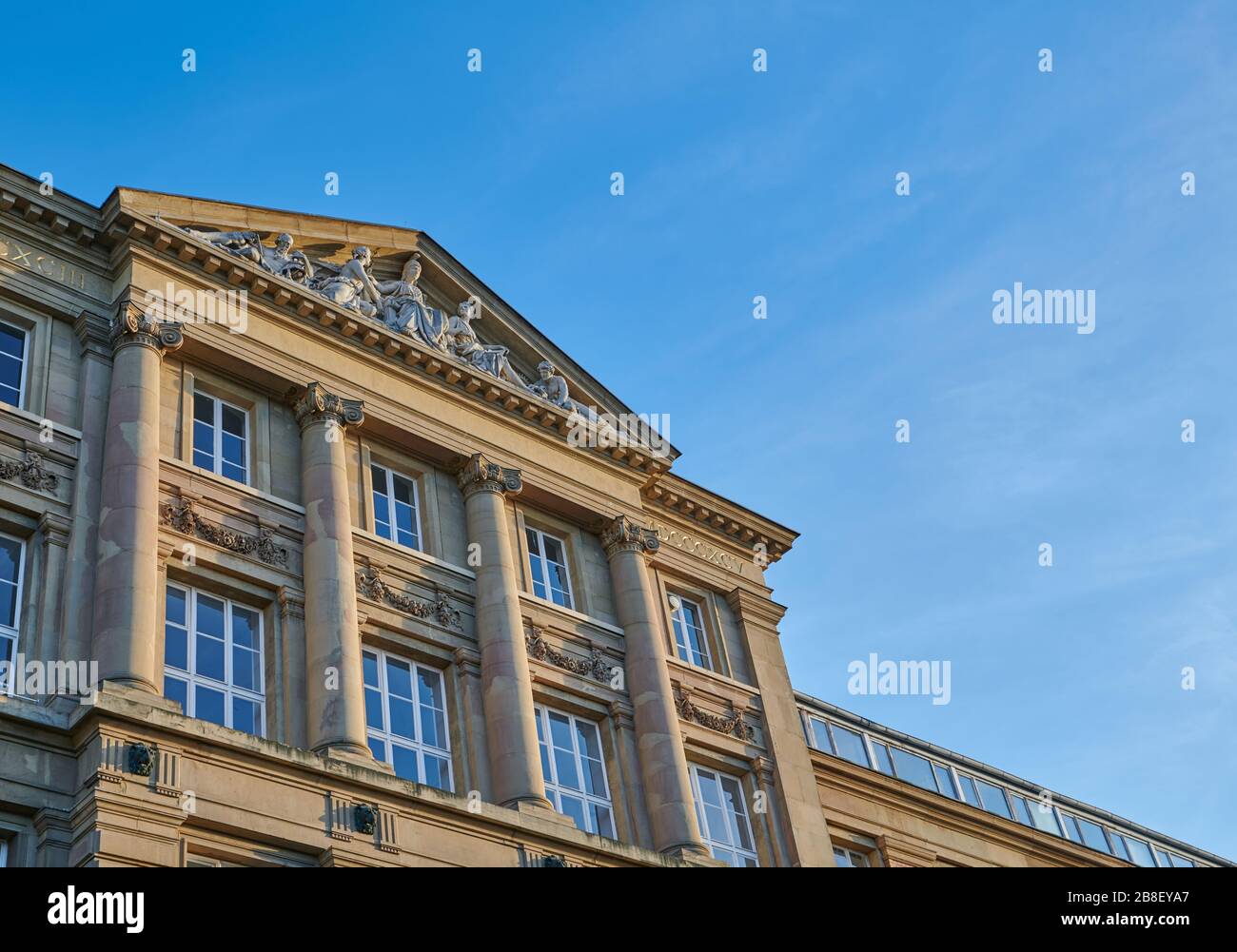 Darmstadt-Land, 15. März 2020: TEC Technische Hochschule Darmstadt-Land, S1 - 03 altes Hauptgebäude, Fassade Nordeingang Detail, Hochschulschule. 6 - 8 Stockfoto